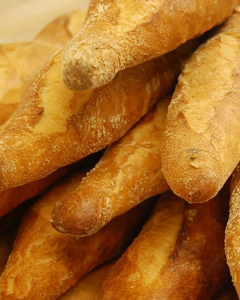 Frisch gebackene Baguettes mit aufgerissenen Schnitten