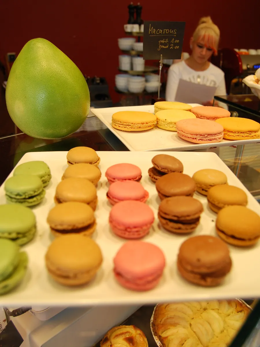 Macarons in vielen Farben in der Auslage