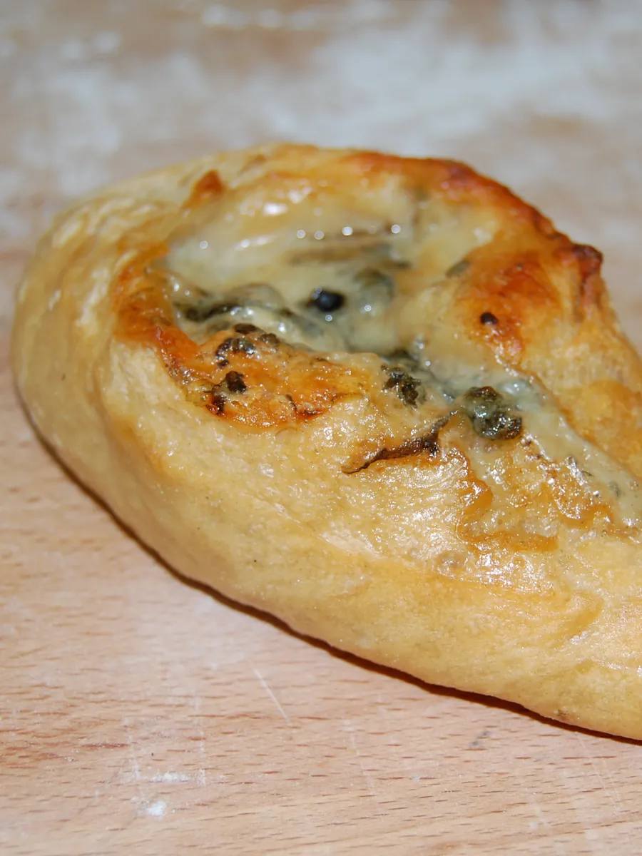 Weizenschiffchen mit eingebackenem Roquefort