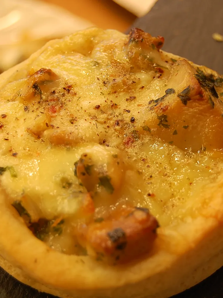 Briochette mit Steinpilzen, überbacken mit Gruyère