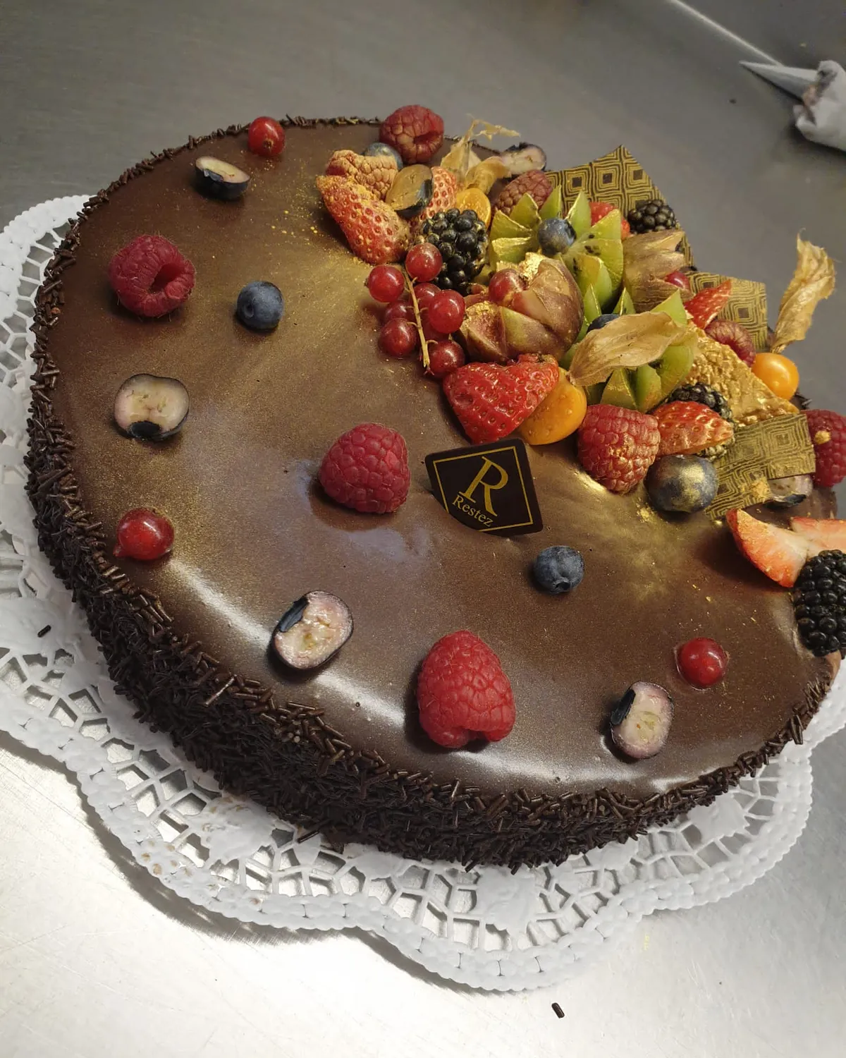 Schokoladentorte mit Früchten und Schokoladenraspeln am Rand