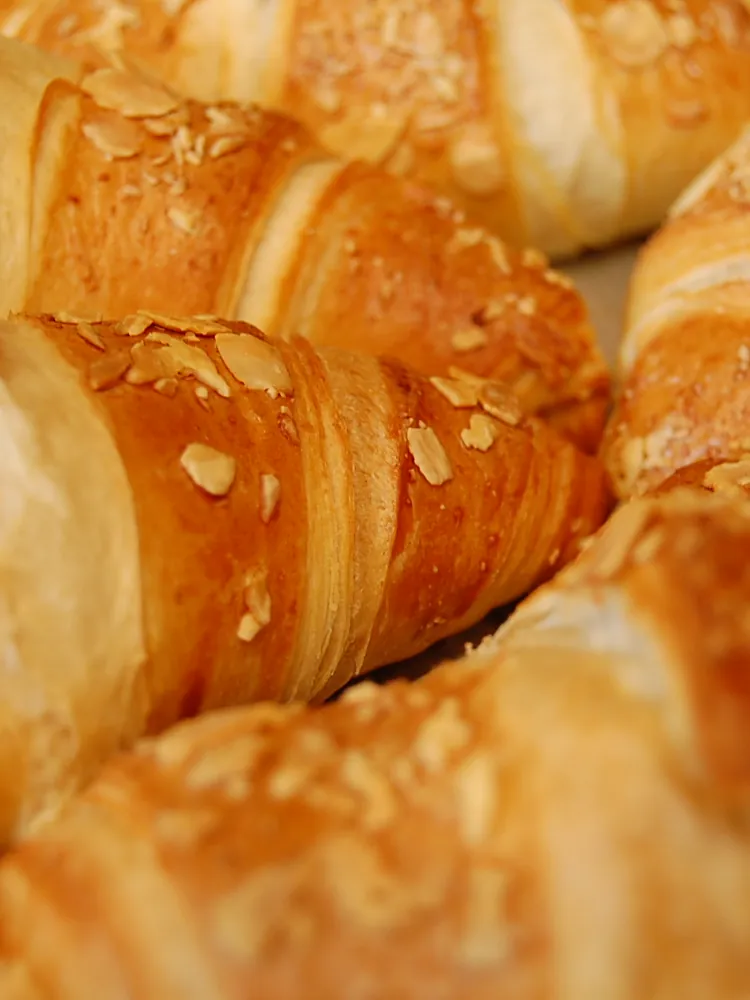 Mandelcroissants mit gehobelten Mandeln
