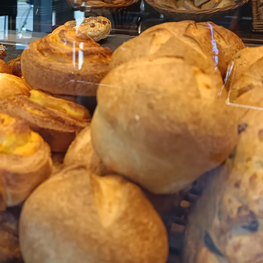 Brioches und Gebäck in der Auslage am Fenster