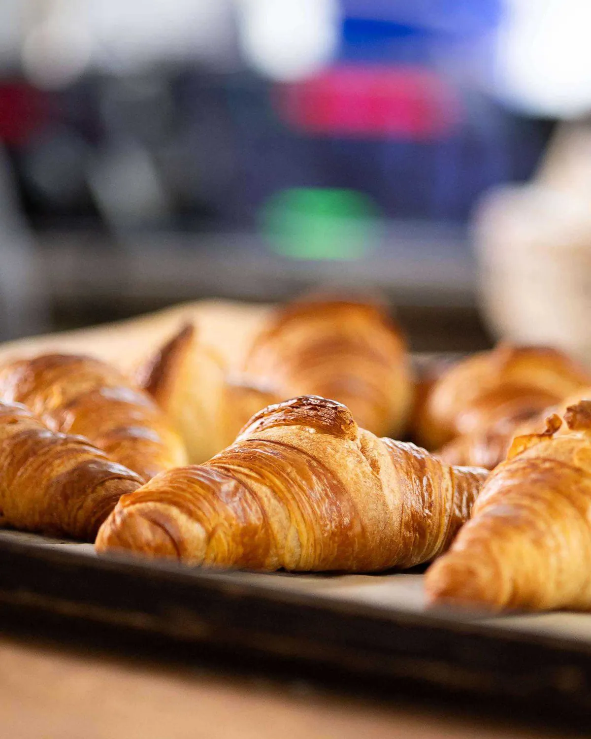 Croissants auf einem Blech